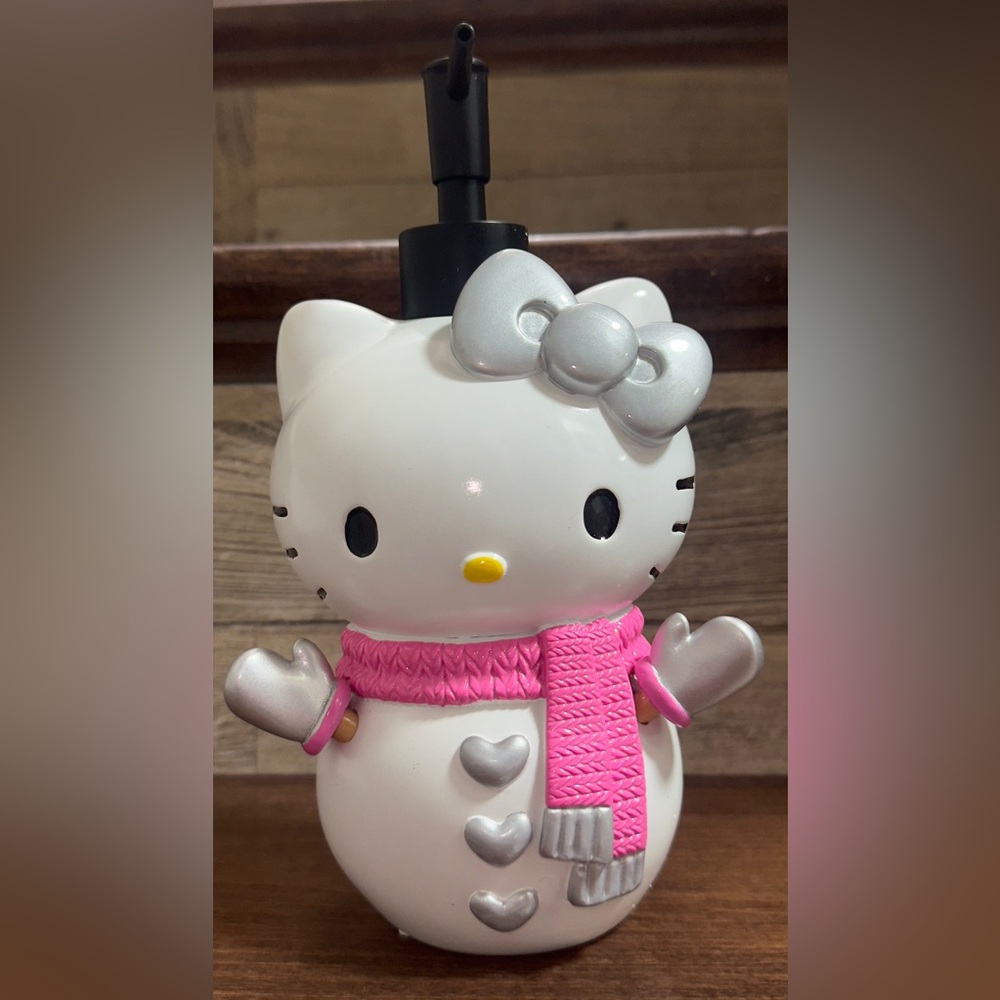 Super Cute 🥰 Hello Kitty Christmas Soap Dispenser Snowman ☃️ Mittens Pink - New